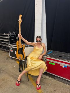 Este Haim feet photo 1