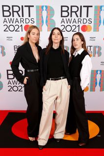 Este Haim feet photo 6