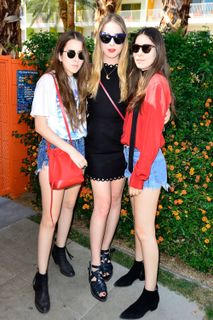Este Haim feet photo 2