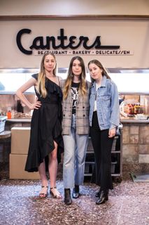 Este Haim feet photo 1