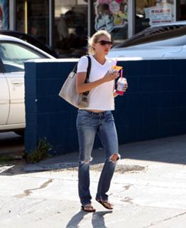 Estella Warren feet photo thumbnail