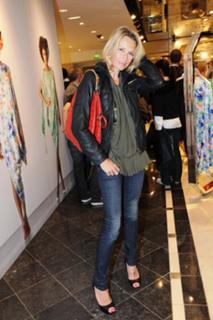 Estelle Lefébure feet photo 12