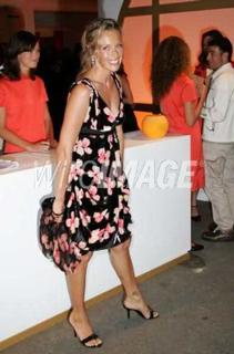 Estelle Lefébure feet photo 3