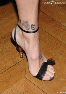 Estelle Lefébure feet photo 3
