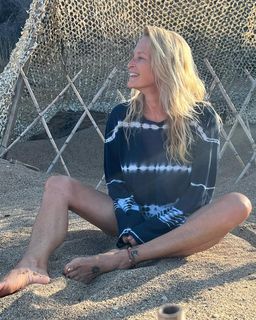Estelle Lefébure feet photo 5