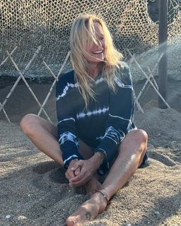 Estelle Lefébure feet photo 3