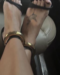 Ester Expósito feet photo thumbnail