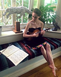 Esther Abrami feet photo 4