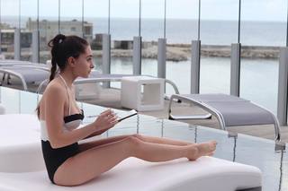 Esther Abrami feet photo 3