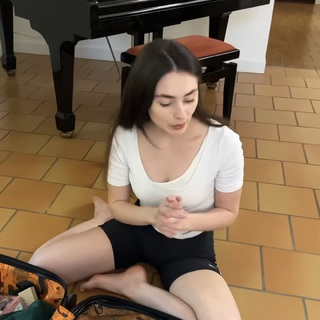 Esther Abrami feet photo 2