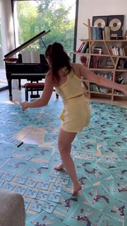 Esther Abrami feet photo 4