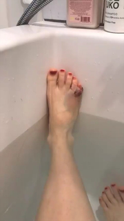 Esther Povitsky feet photo thumbnail