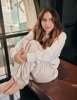 Esther Povitsky feet photo thumbnail