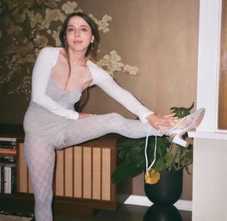 Esther Povitsky feet photo thumbnail