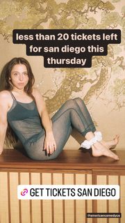 Esther Povitsky feet photo thumbnail