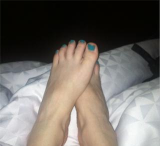 Esther Povitsky feet photo thumbnail