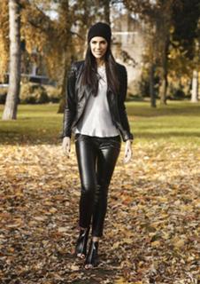 Esther Sedlaczek feet photo thumbnail