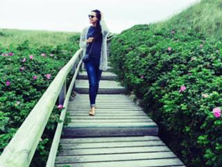 Esther Sedlaczek feet photo thumbnail