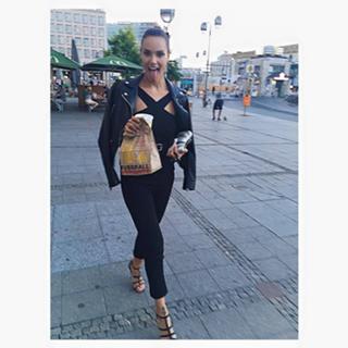 Esther Sedlaczek feet photo thumbnail