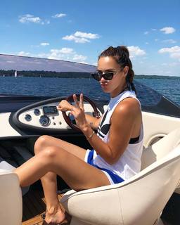 Esther Sedlaczek feet photo thumbnail