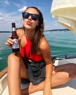 Esther Sedlaczek feet photo thumbnail