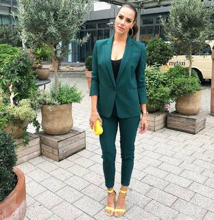 Esther Sedlaczek feet photo thumbnail