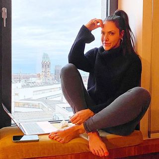 Esther Sedlaczek feet photo thumbnail