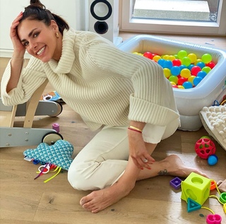 Esther Sedlaczek feet photo thumbnail