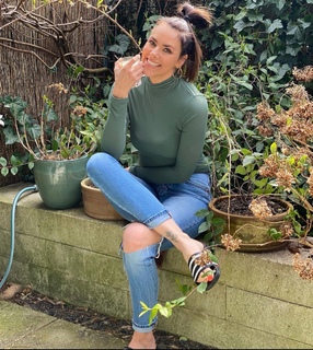 Esther Sedlaczek feet photo thumbnail