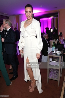 Esther Sedlaczek feet photo thumbnail