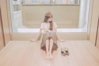Esther Yu feet photo 3