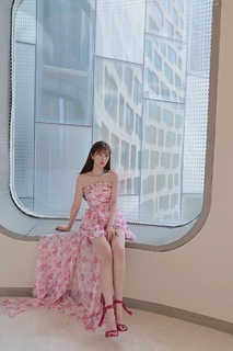 Esther Yu feet photo 4
