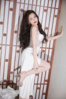 Esther Yu feet photo 1