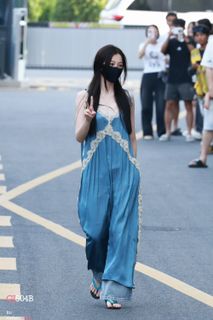 Esther Yu feet photo 3