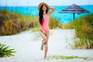 Eva Gutowski feet photo 3