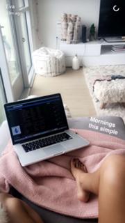 Eva Gutowski feet photo 3