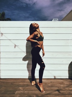 Eva Gutowski feet photo 3