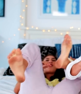 Eva Gutowski feet photo 8