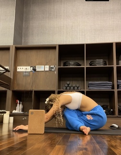 Eva Gutowski feet photo 10