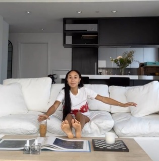 Eva Gutowski feet photo 14