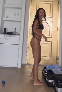 Eva Gutowski feet photo 2