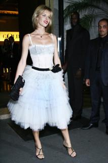 Eva Herzigova feet photo thumbnail