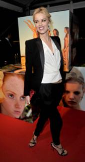 Eva Herzigova feet photo thumbnail