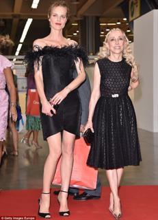 Eva Herzigova feet photo thumbnail