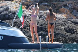 Eva Herzigova feet photo thumbnail