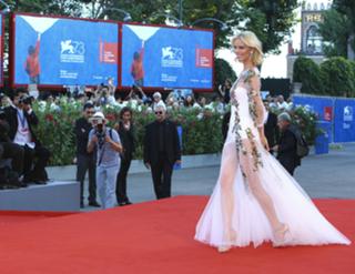 Eva Herzigova feet photo thumbnail