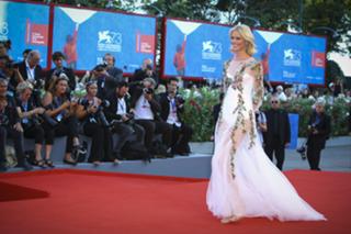 Eva Herzigova feet photo thumbnail