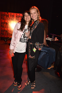 Eva Herzigova feet photo thumbnail