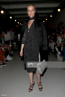 Eva Herzigova feet photo thumbnail