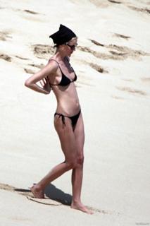 Eva Herzigova feet photo thumbnail